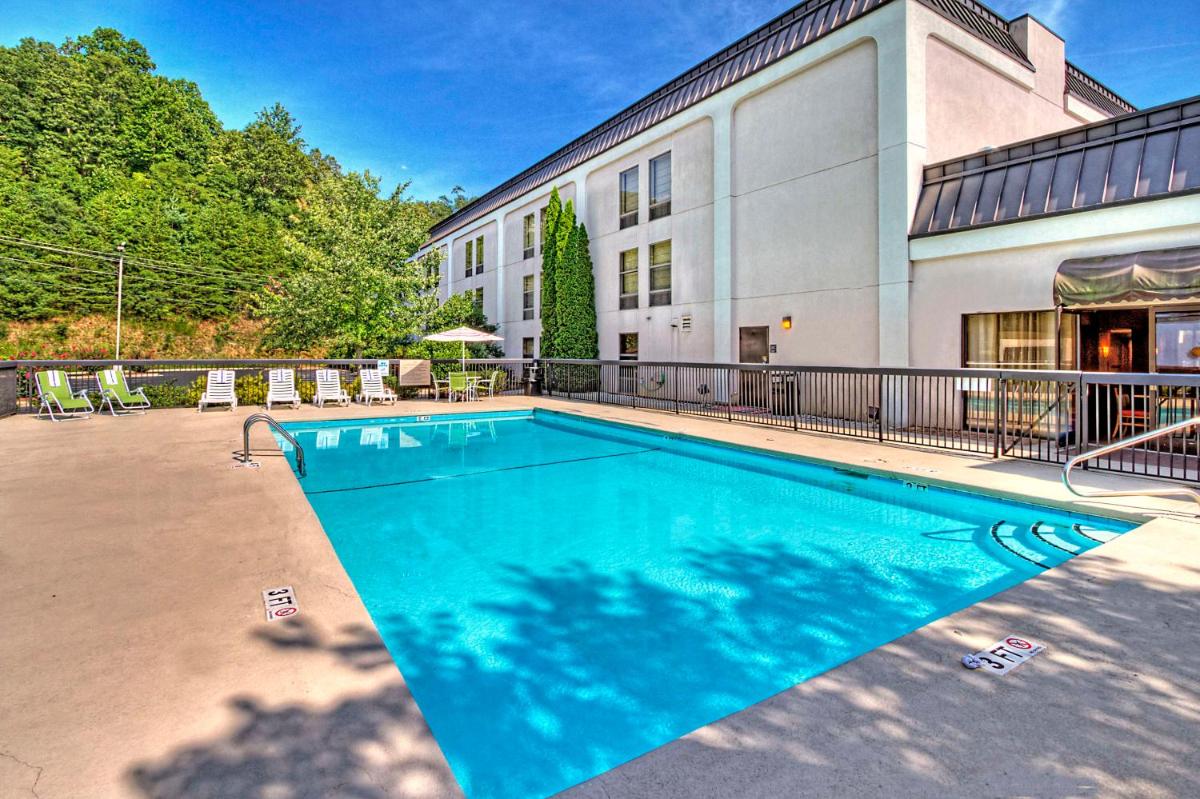 Hampton Inn Franklin, NC - Housity