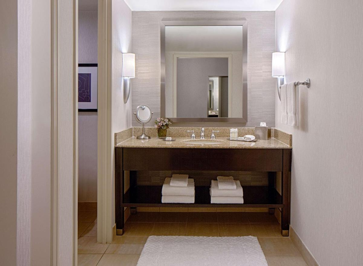DoubleTree by Hilton Hotel Houston Greenway Plaza - Hizvo