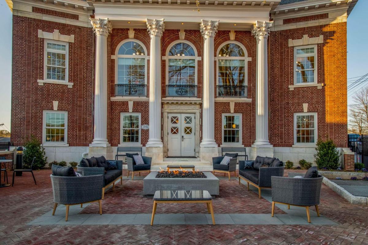 Hampton Inn & Suites Huntington Downtown, Ny - Housity