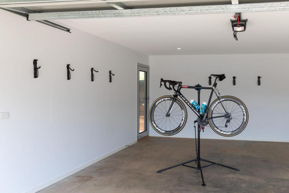 Balcony to Bogong - modern house ten minute stroll to town - Housity