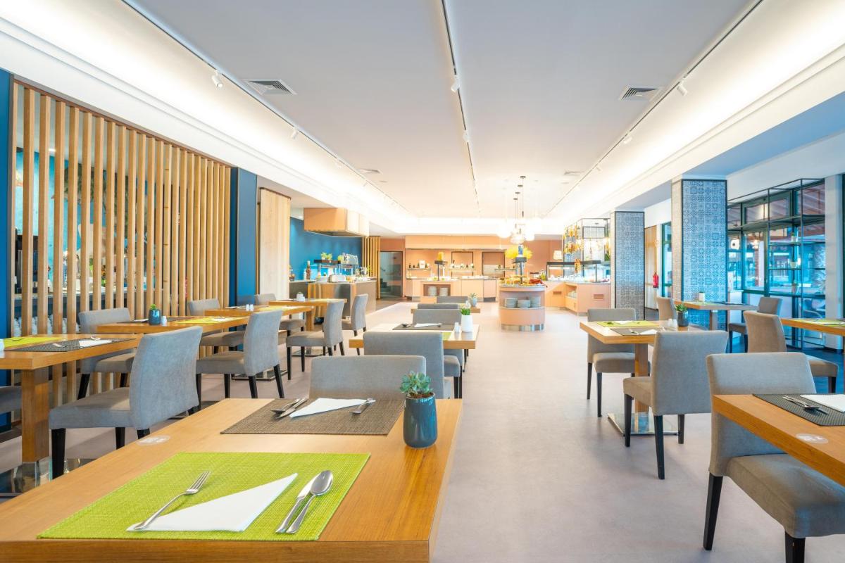 Um restaurante ou outro lugar para comer em Sentido Galosol