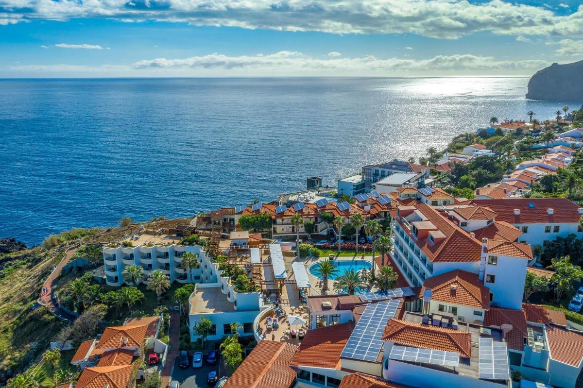 uma vista aérea de um resort próximo ao oceano em Sentido Galosol no Caniço