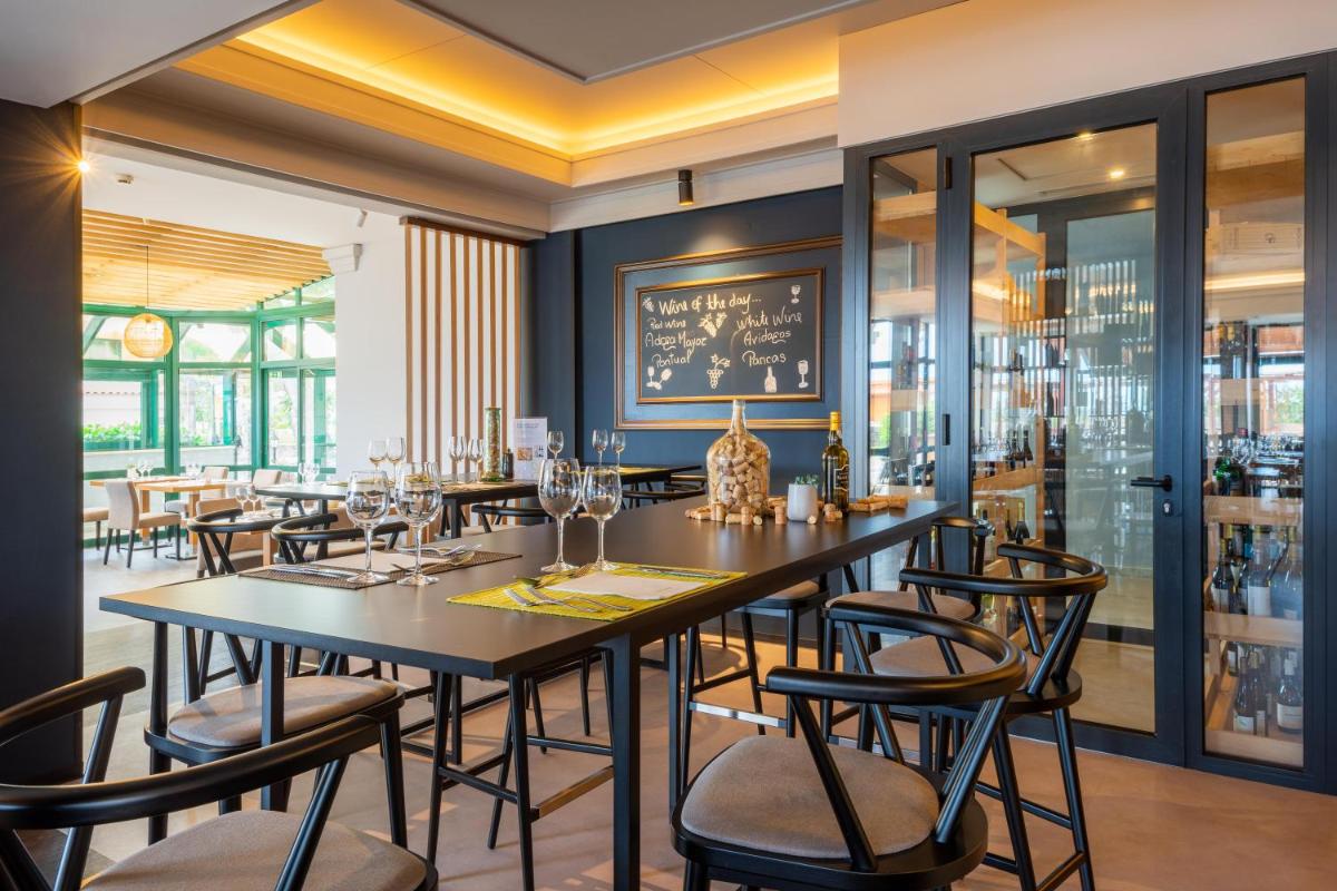 Um restaurante ou outro lugar para comer em Sentido Galosol