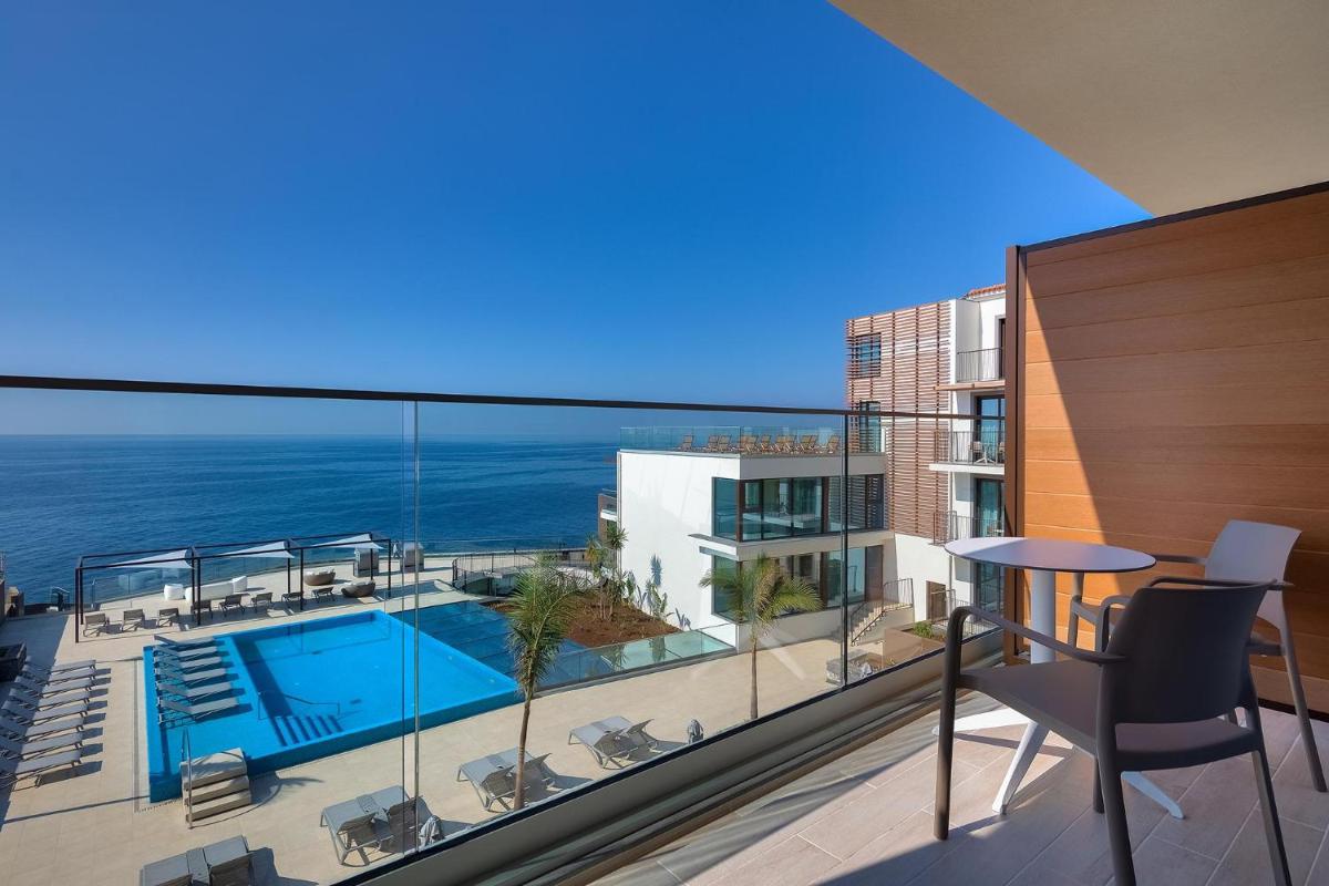 uma vista para uma varanda com uma piscina e o oceano em Sentido Galomar - Adults Only no Caniço