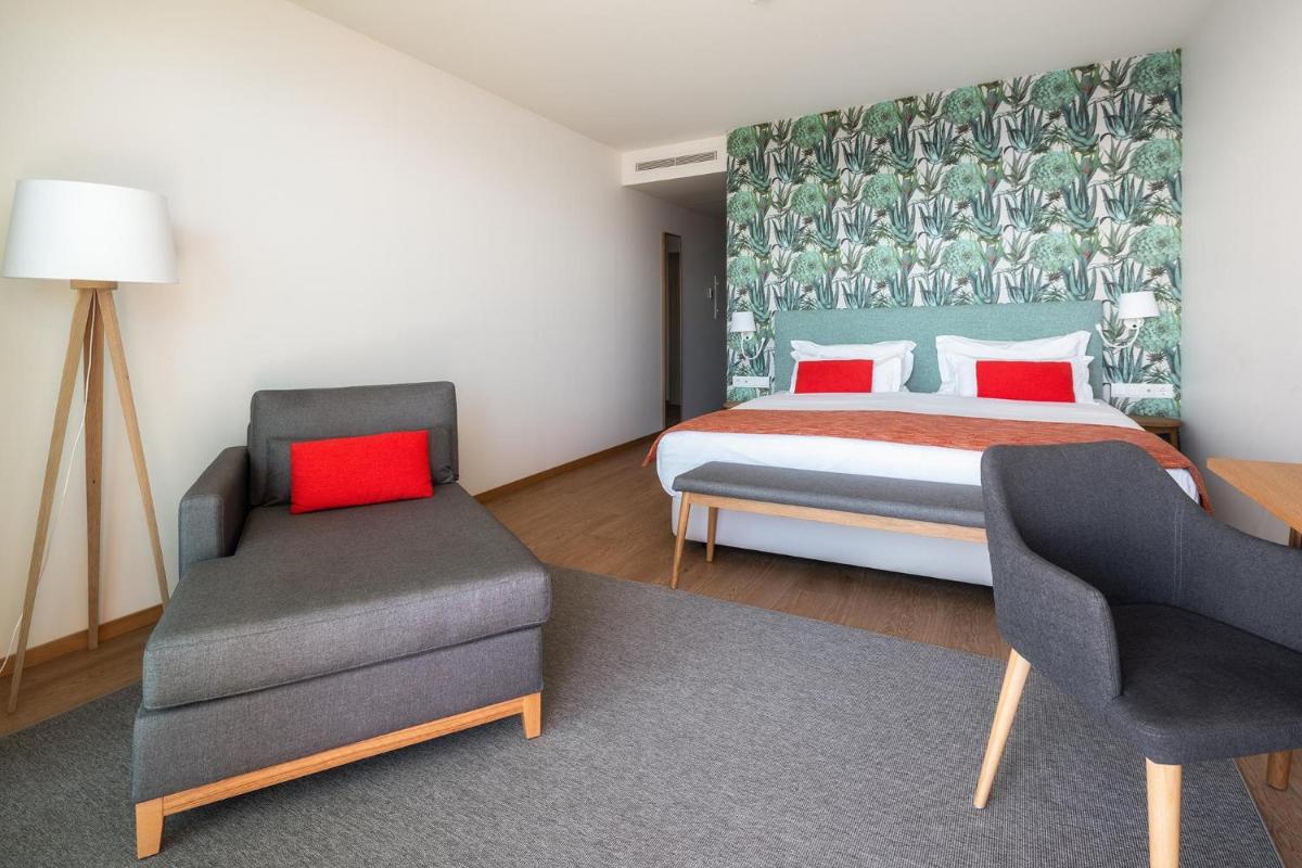 Uma cama ou camas num quarto em Sentido Galomar - Adults Only