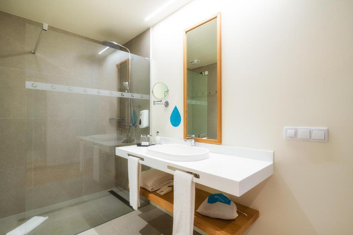Uma casa de banho em Sentido Galomar - Adults Only