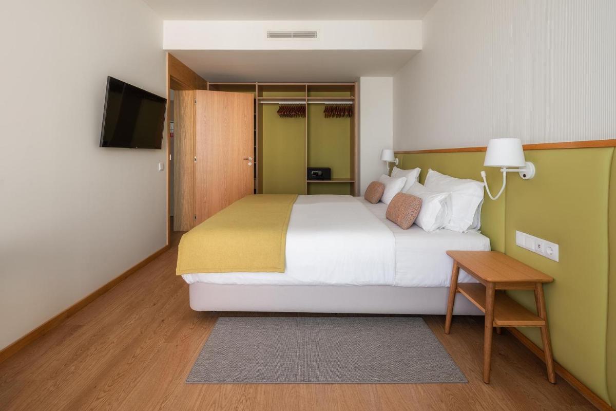 Uma cama ou camas num quarto em Sentido Galomar - Adults Only