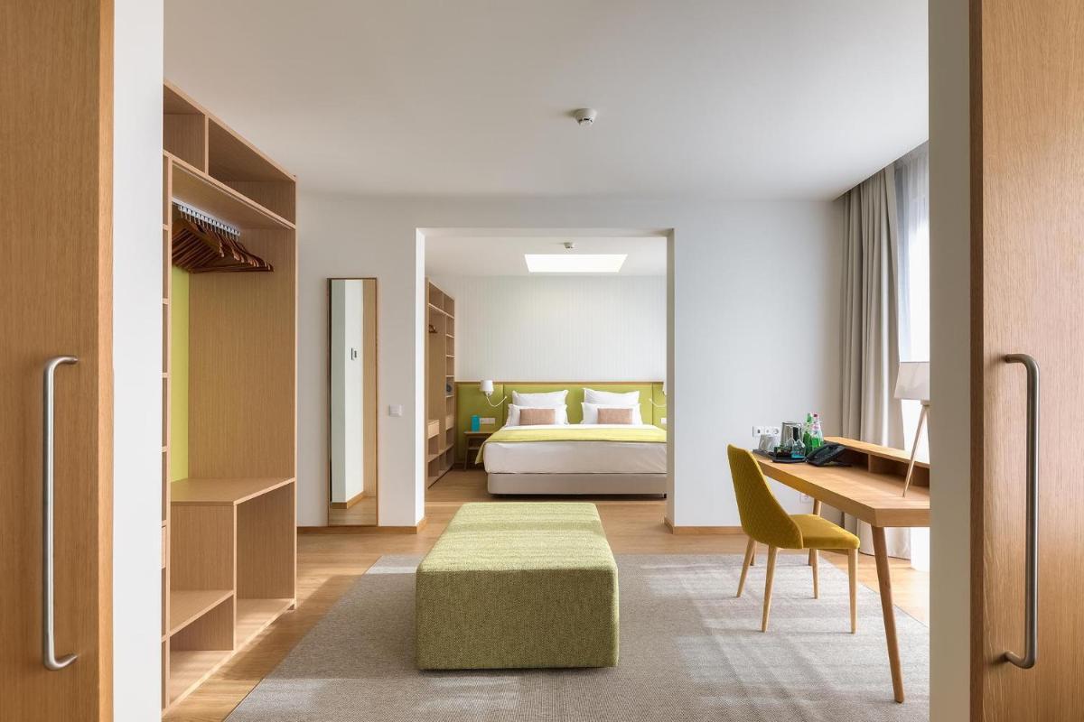 Uma cama ou camas num quarto em Sentido Galomar - Adults Only
