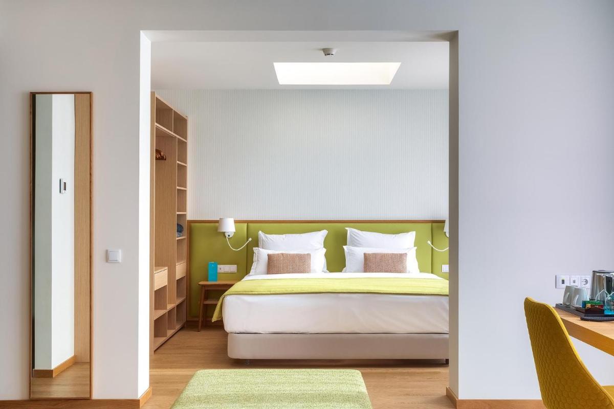 Uma cama ou camas num quarto em Sentido Galomar - Adults Only