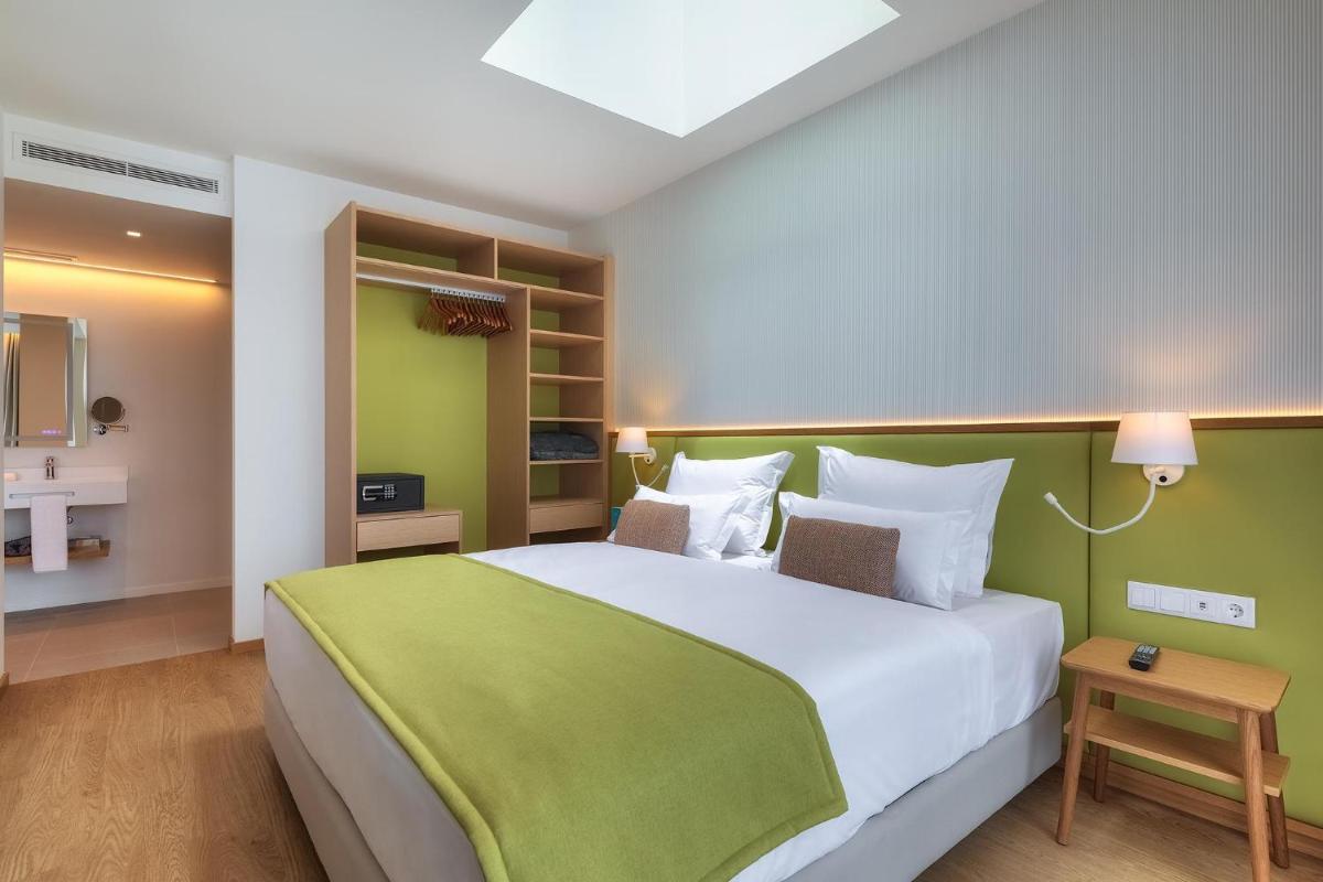 Uma cama ou camas num quarto em Sentido Galomar - Adults Only