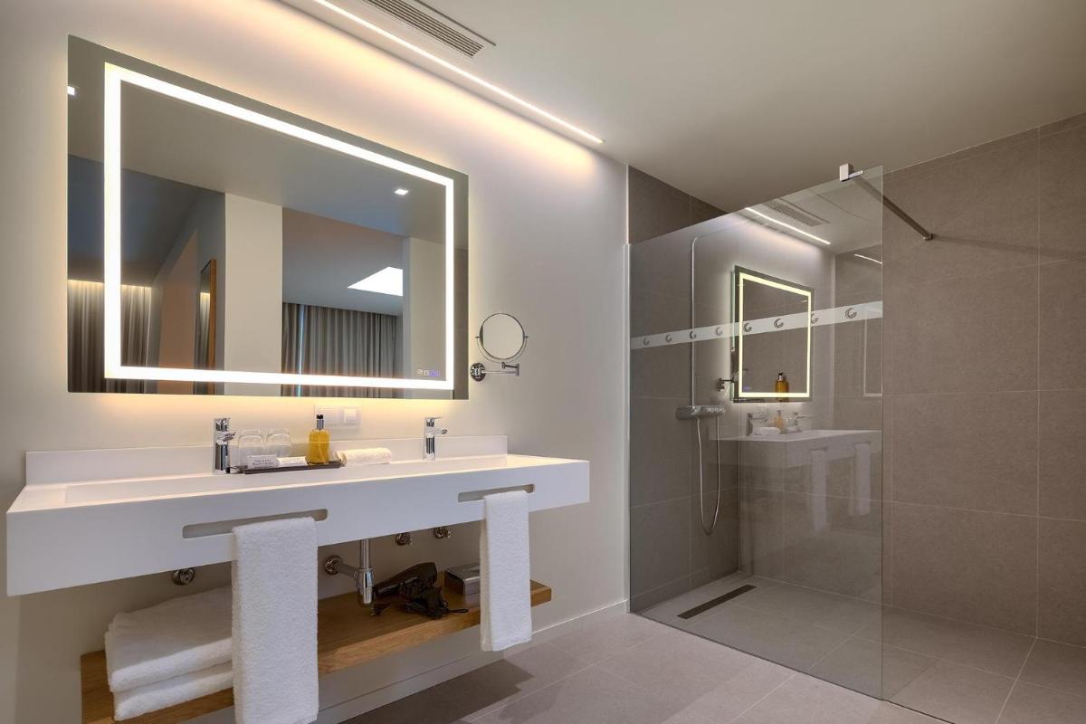 Uma casa de banho em Sentido Galomar - Adults Only