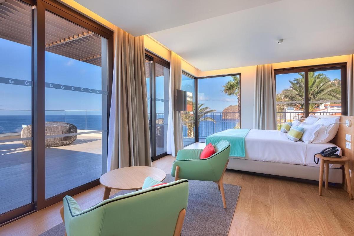 Uma cama ou camas num quarto em Sentido Galomar - Adults Only