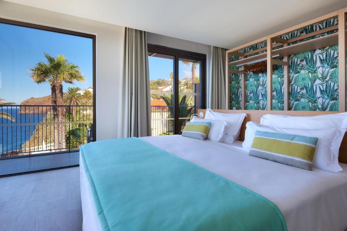 Uma cama ou camas num quarto em Sentido Galomar - Adults Only