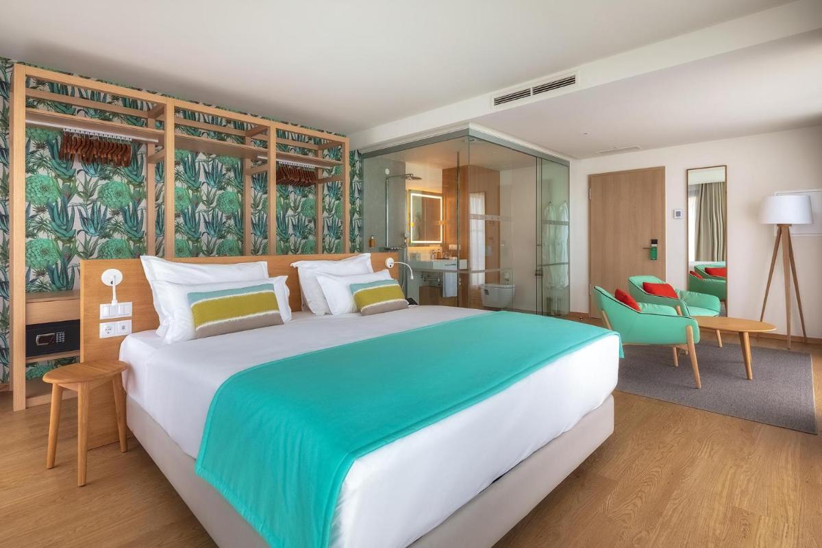 Uma cama ou camas num quarto em Sentido Galomar - Adults Only