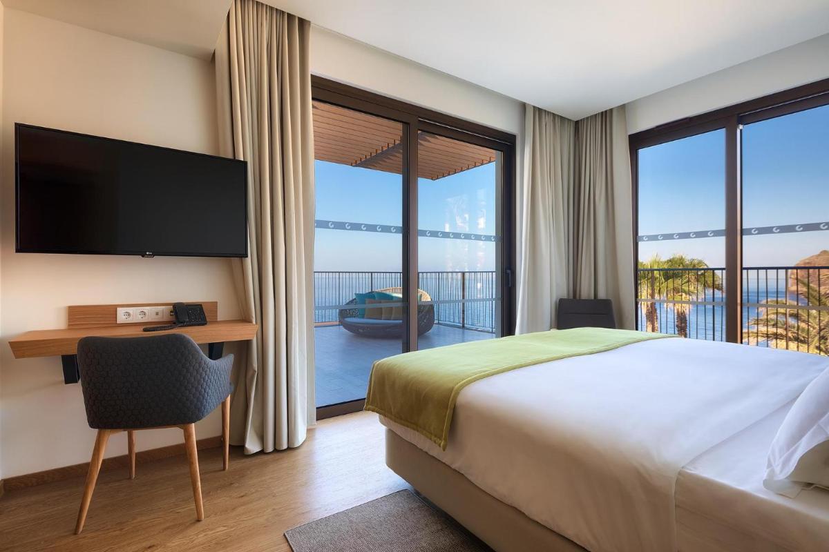 Uma cama ou camas num quarto em Sentido Galomar - Adults Only
