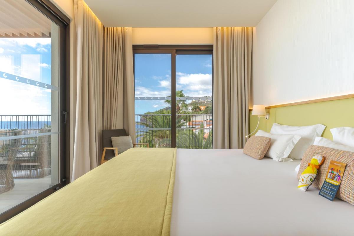 Uma cama ou camas num quarto em Sentido Galomar - Adults Only