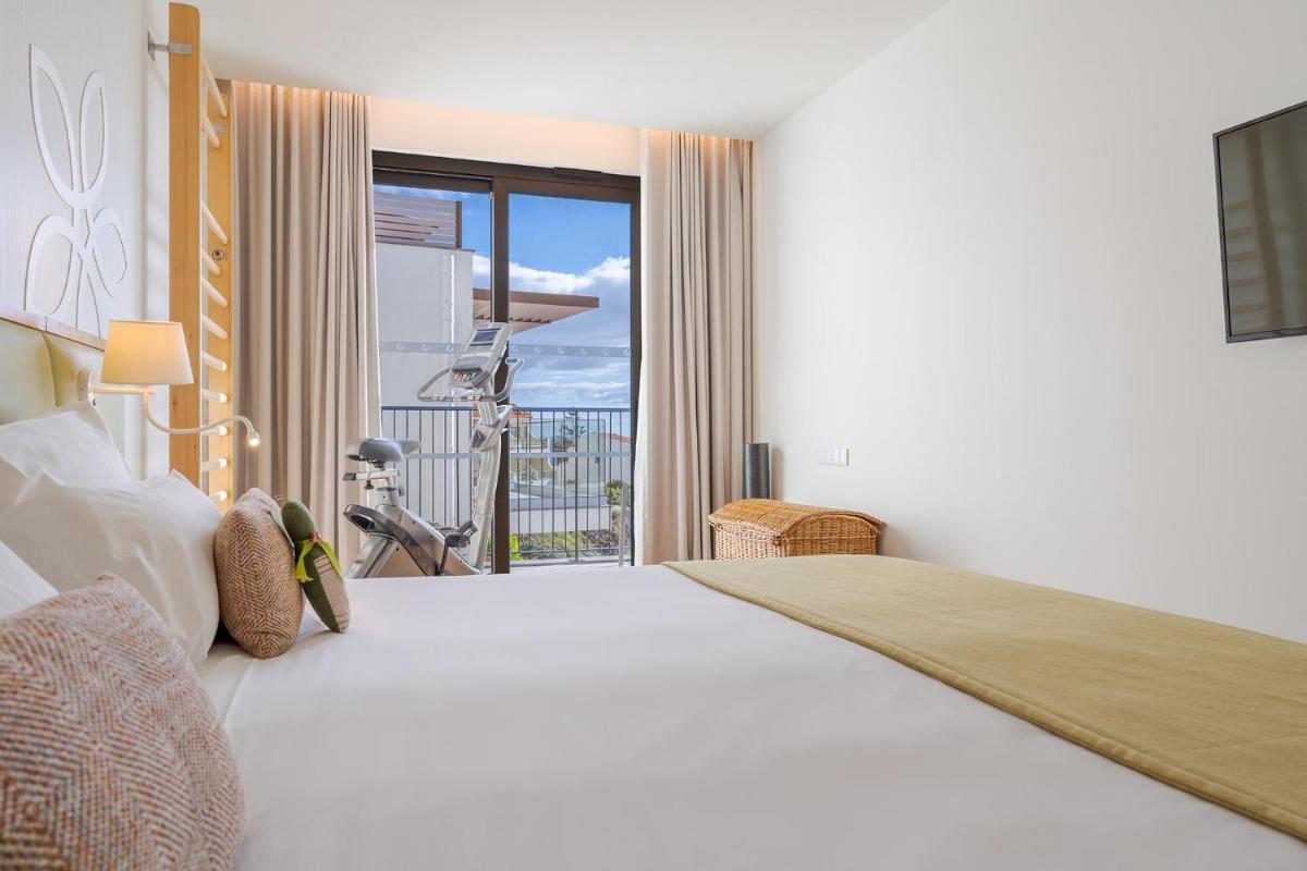 Uma cama ou camas num quarto em Sentido Galomar - Adults Only