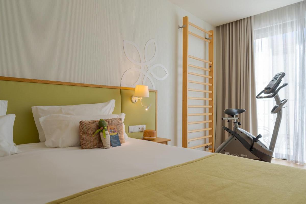 Uma cama ou camas num quarto em Sentido Galomar - Adults Only