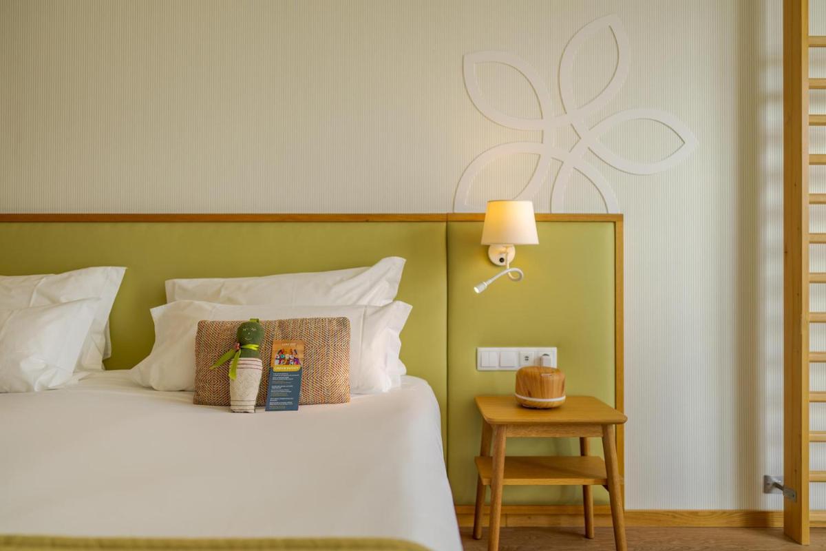 Uma cama ou camas num quarto em Sentido Galomar - Adults Only