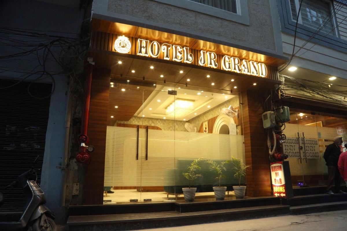 Hotel JR Grand 100 Meter From Golden Temple - Housity
