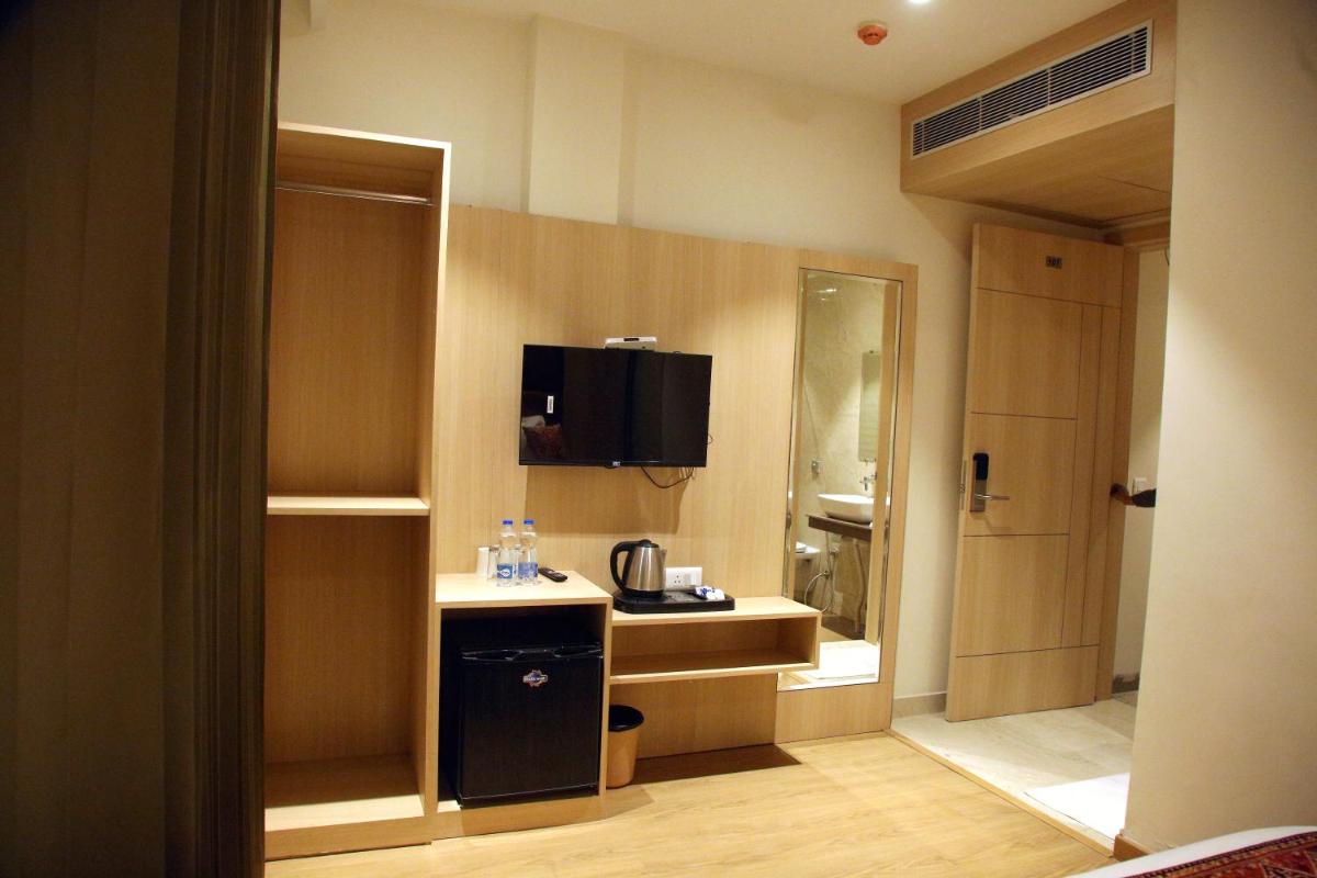 Hotel JR Grand 100 Meter From Golden Temple - Housity
