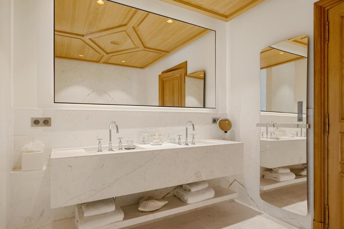 Salle de bains dans l'établissement Château de la Gaude