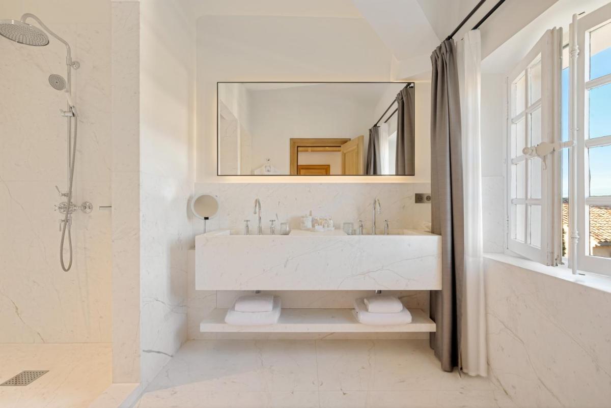 Salle de bains dans l'établissement Château de la Gaude