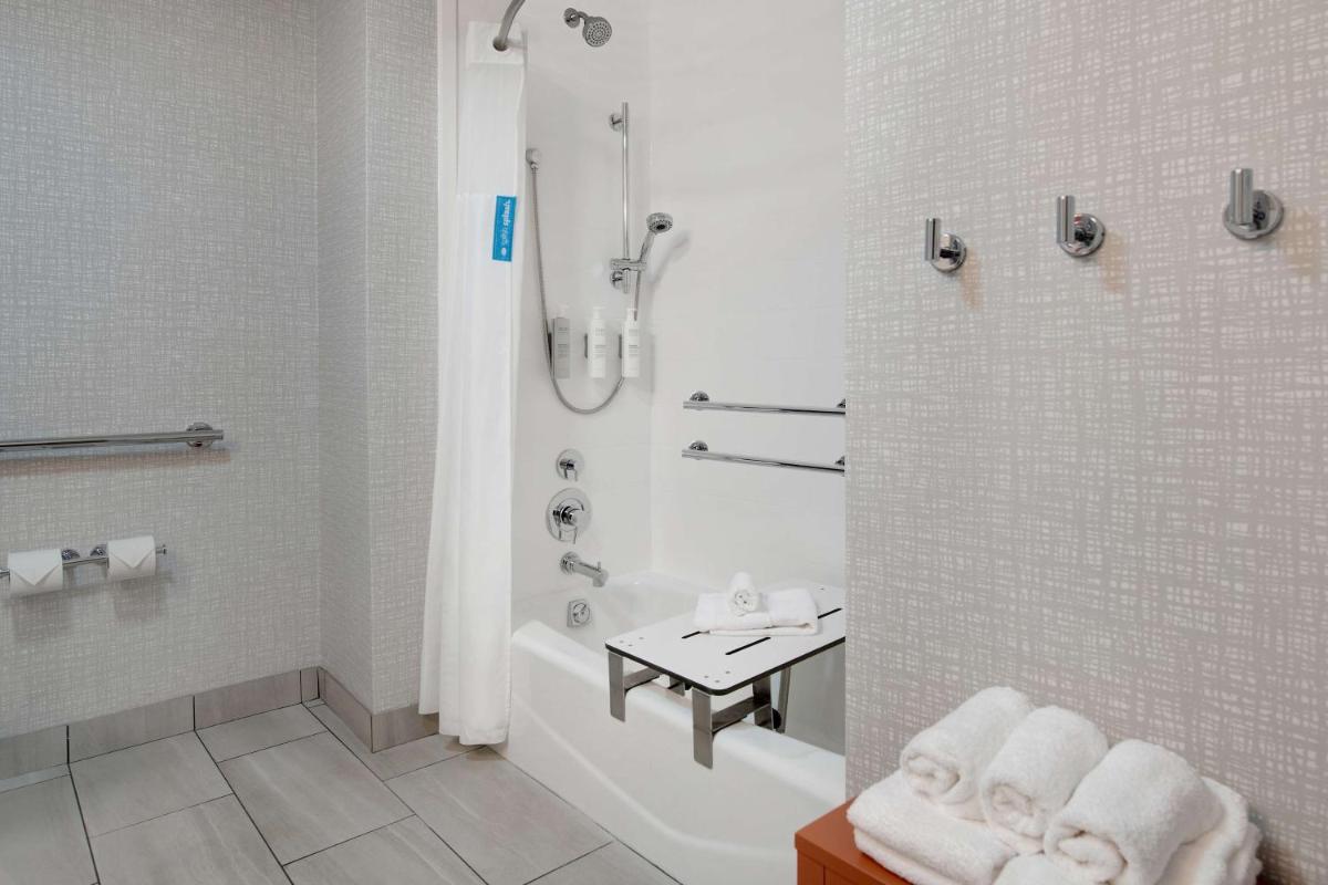 Hampton Inn Easley - Housity