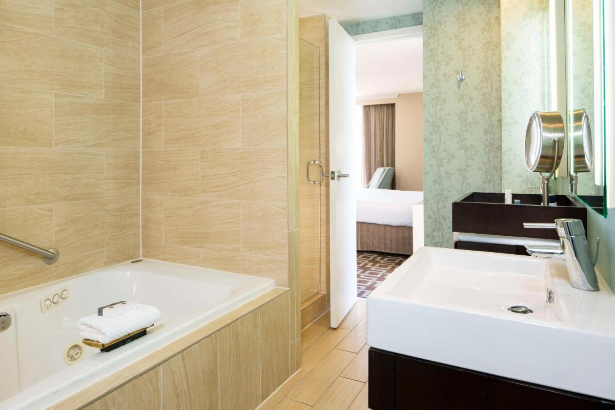 DoubleTree by Hilton Jacksonville Riverfront, FL - Housity