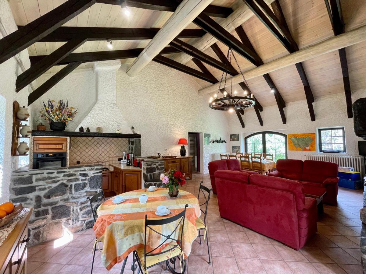 Maison isolée, au cœur des volcans, terrain clos, jeux, confort, cheminée, proche forêts et villages. - FR-1-582-285 - Housity