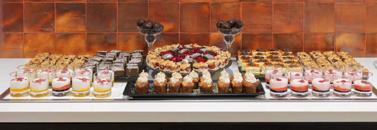 Comida en o cerca de este hotel