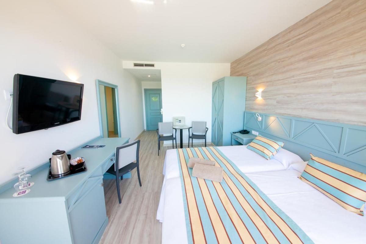 Una habitación de hotel con una cama grande y un escritorio. en Kn Hotel Matas Blancas - Solo Adultos, en Costa Calma 37 fotos más