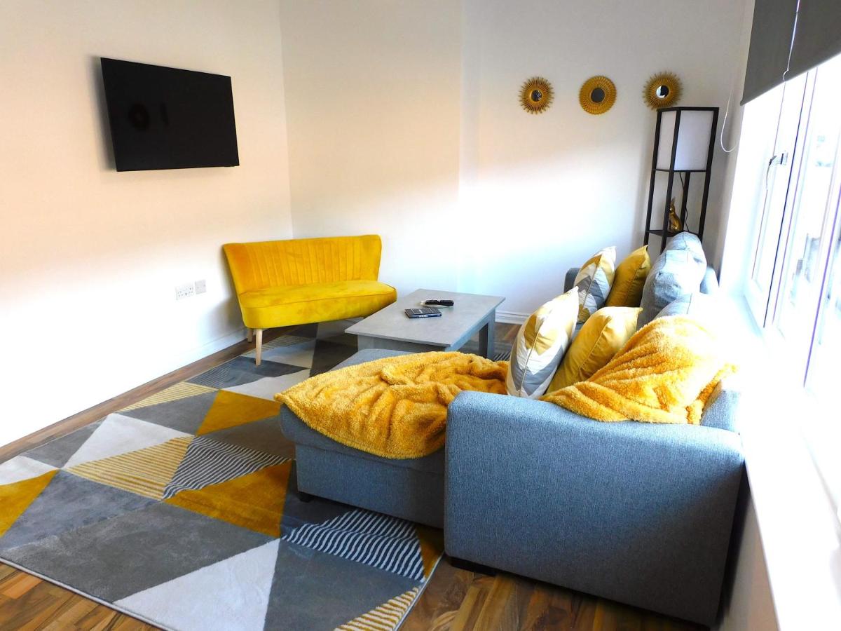 Suitetrails - Newly refurbished 2 bedroom apartment close to station and local amenities