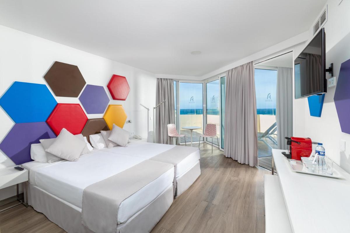 Dormitorio con cama grande y cabecero colorido en Alexandre Troya, en Playa de las Américas 67 fotos más