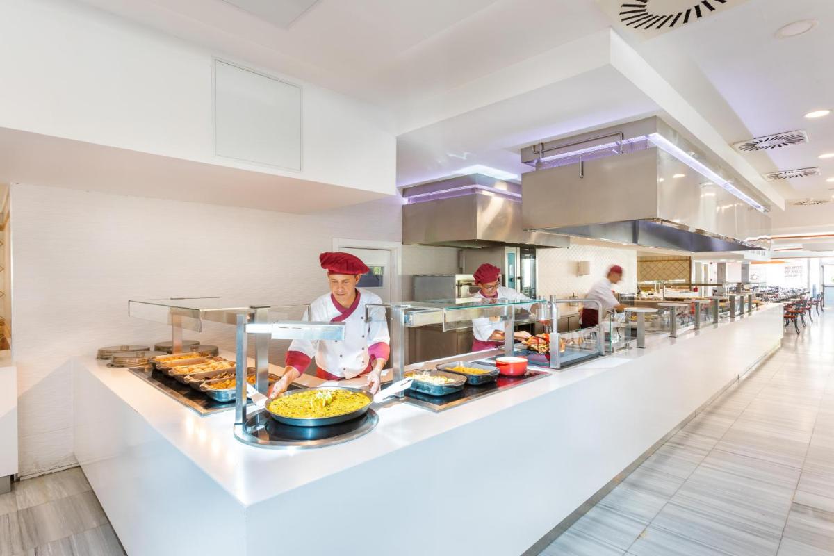 Comida en o cerca de este hotel