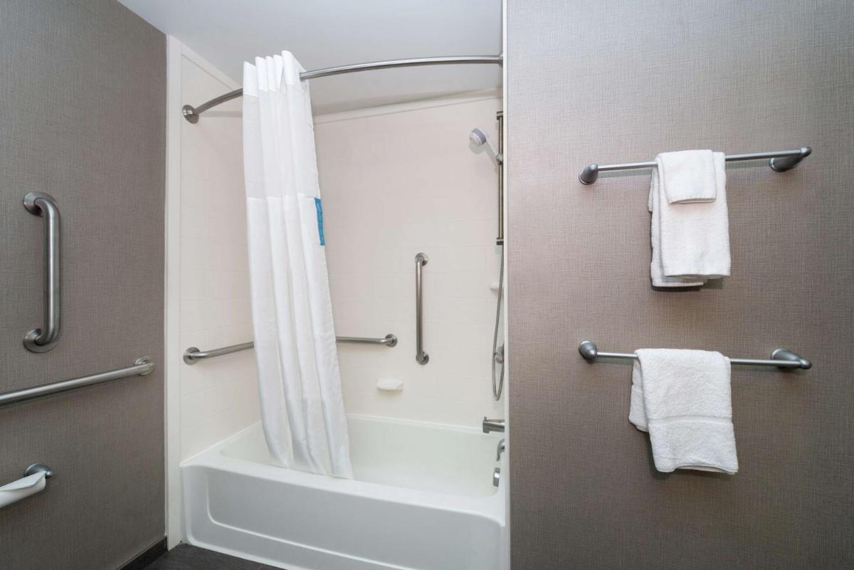 Hampton Inn & Suites Greensboro/Coliseum Area - Housity