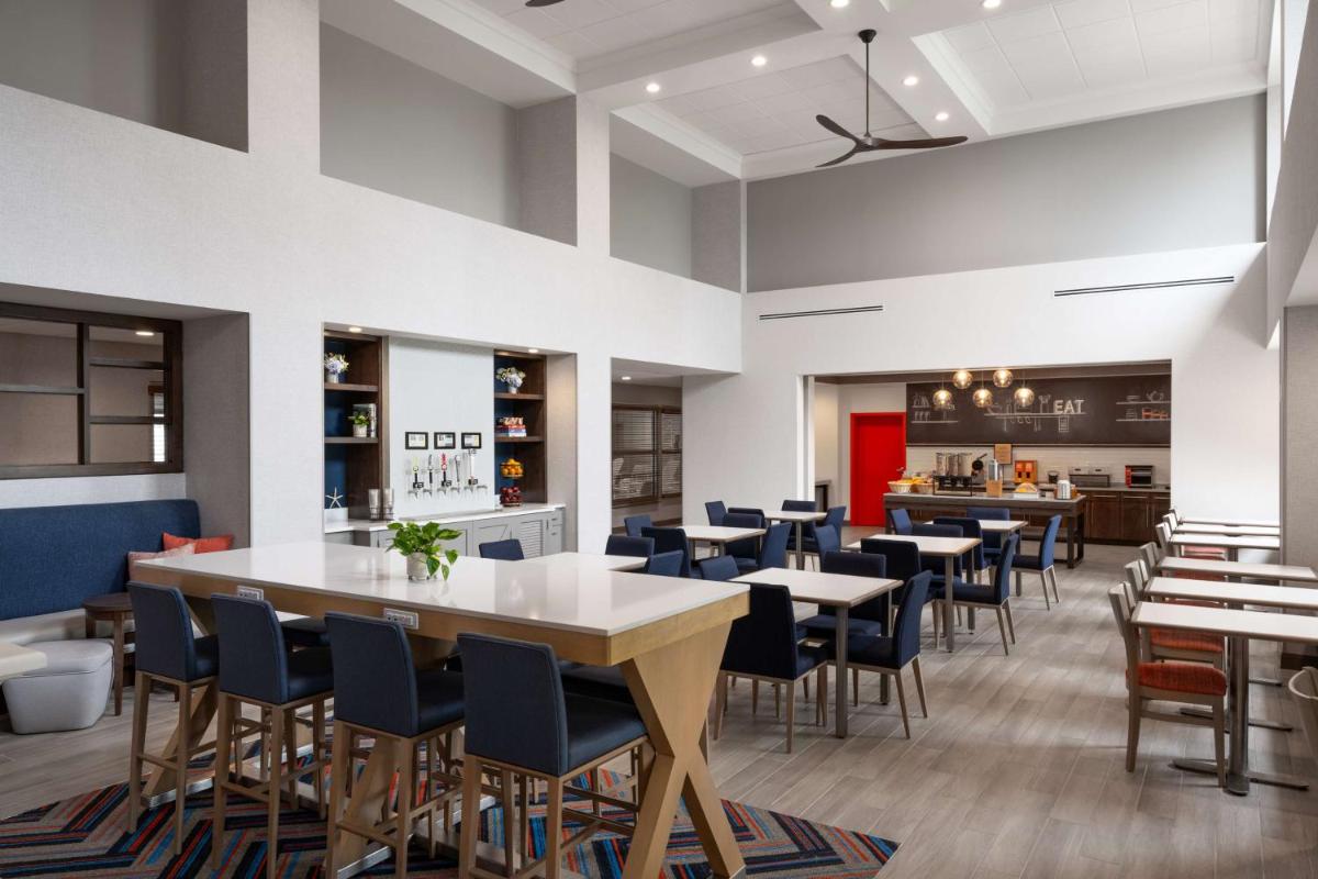 Hampton Inn & Suites - Cape Cod / West Yarmouth - Housity