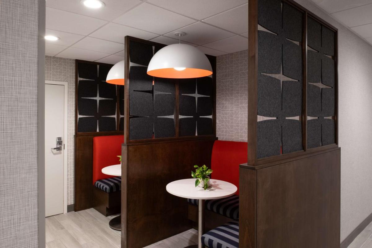 Hampton Inn & Suites - Cape Cod / West Yarmouth - Housity