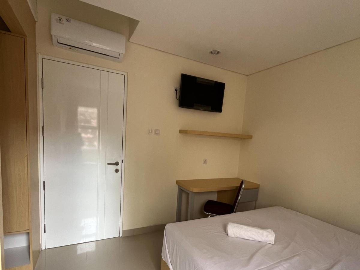 Urbanview Indria Inn Solo by RedDoorz - Housity
