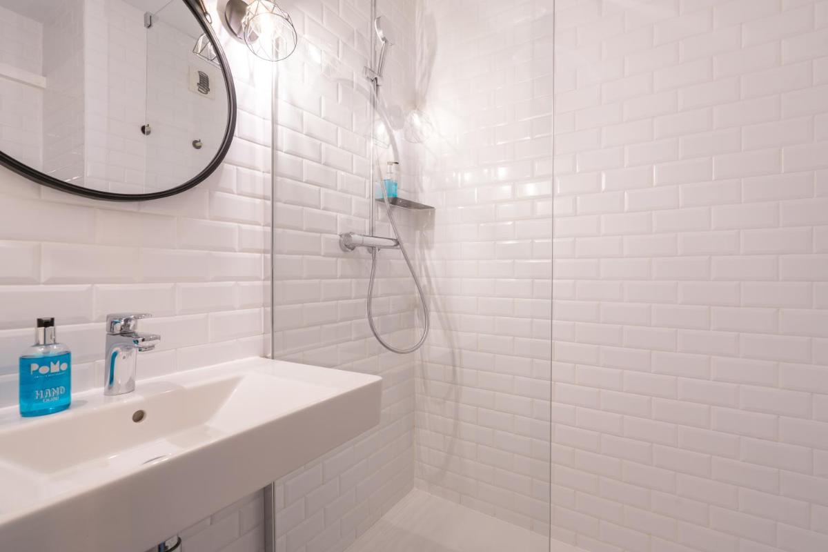 Salle de bains dans l'établissement PoMo Hôtel & Restaurant
