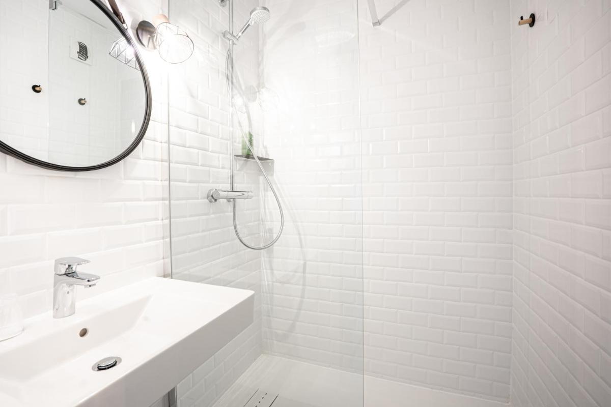 Salle de bains dans l'établissement PoMo Hôtel & Restaurant