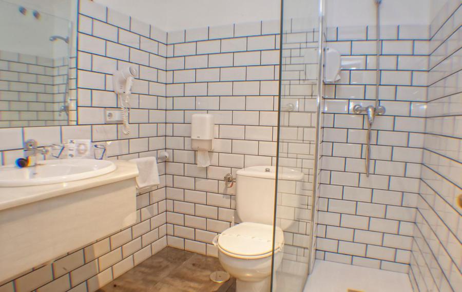 Un baño de Hotel Spa El Muelle de Suances