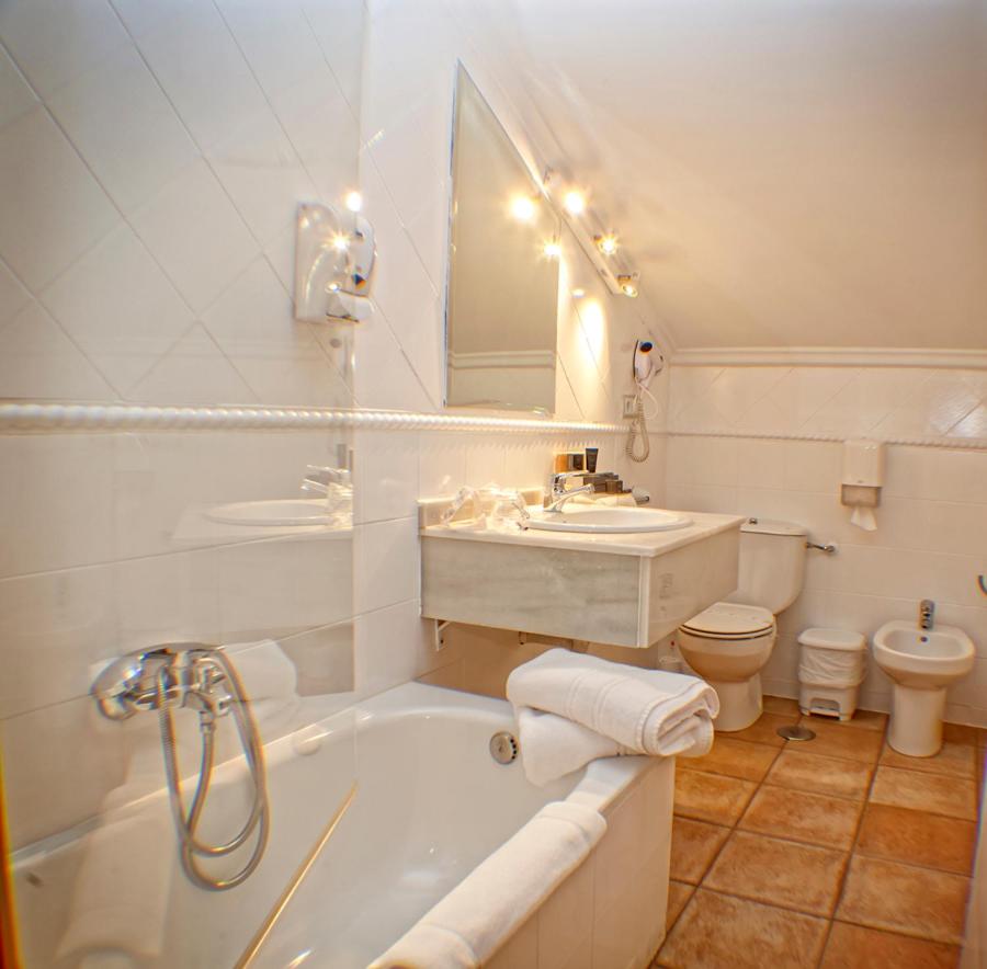 Un baño de Hotel Spa El Muelle de Suances