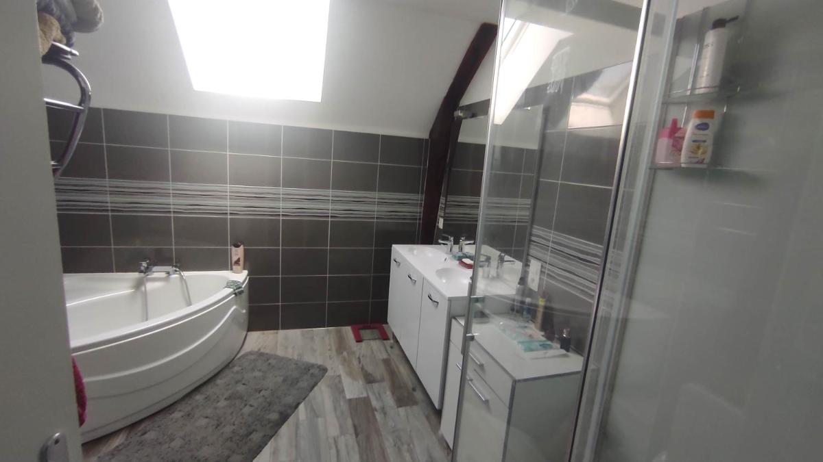 maison grand parking privé - Housity