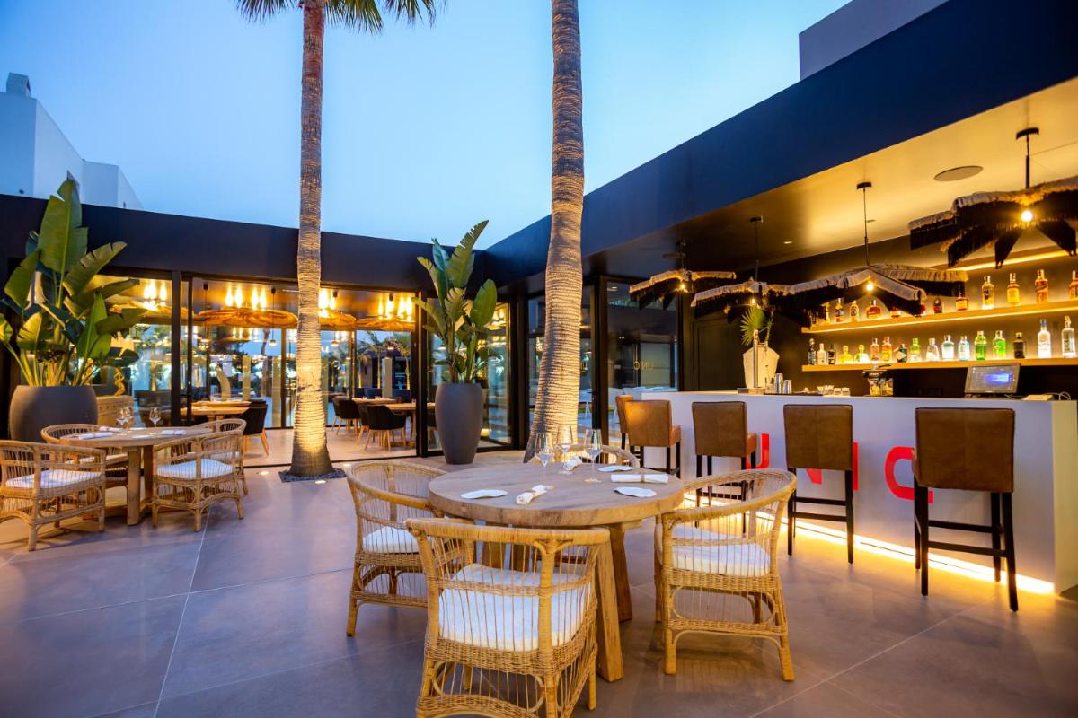Un restaurante o sitio para comer en Migjorn Ibiza Suites & Spa