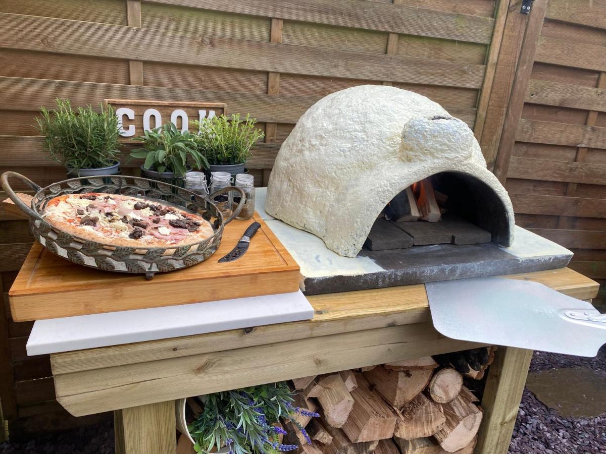 Rita's Luxury Retreat with Swedish Hot tub and Wood Fuelled Pizza Oven - Housity