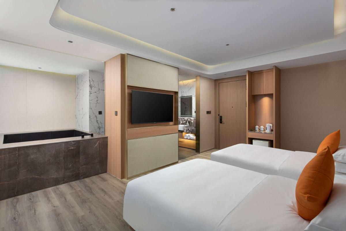 Hawthorn by Wyndham Honghe Mile Hot Spring - Housity