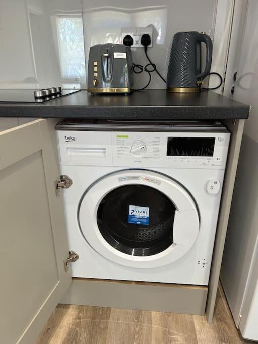 Stunning 1-bedroom annexe flat with own entrance near London - Housity