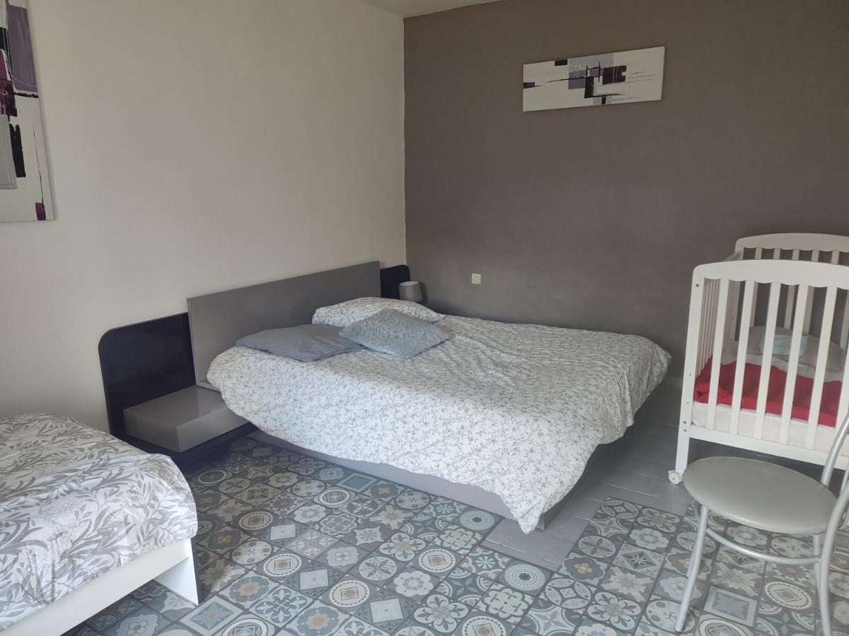 Maison plain pied, 2 chambres, longère typique , fraiche, dans bourg avec tous commerces - Housity