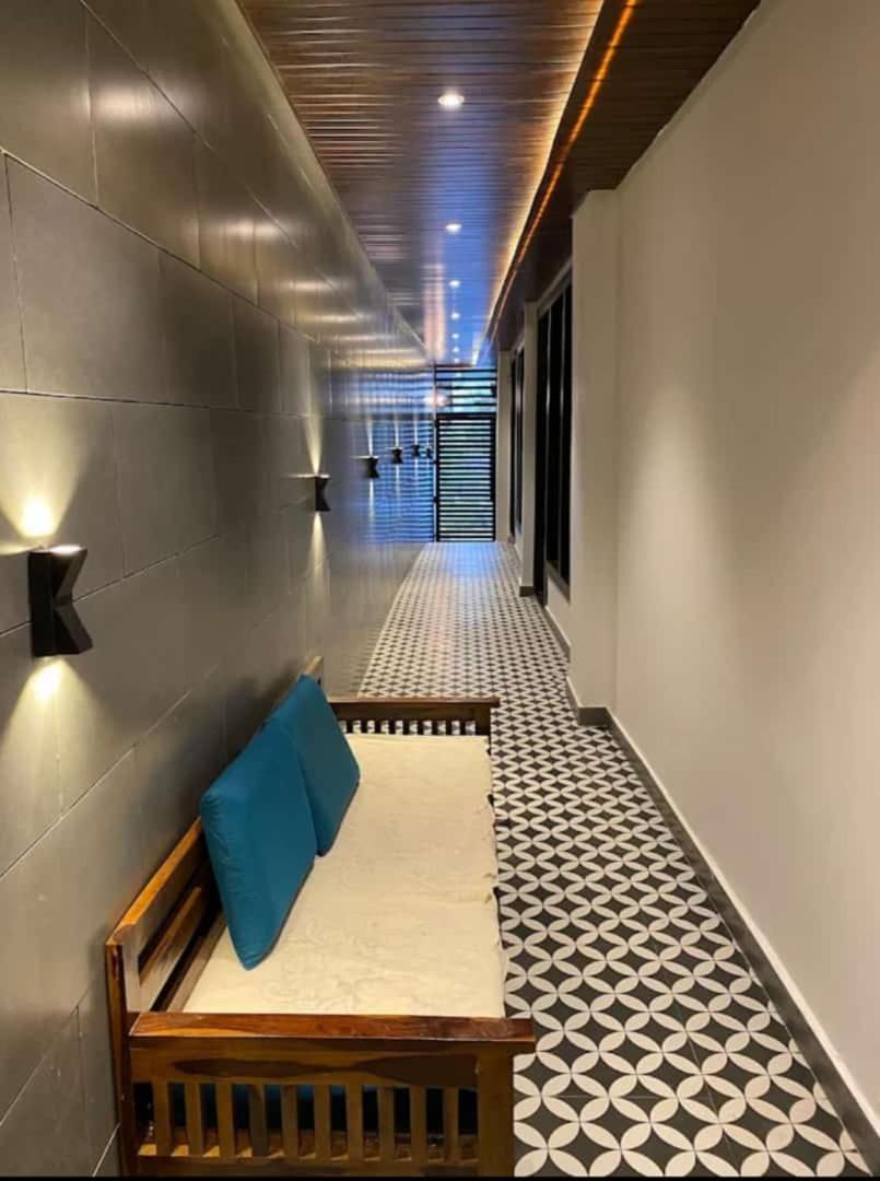 Hotel mounts with parking - Housity